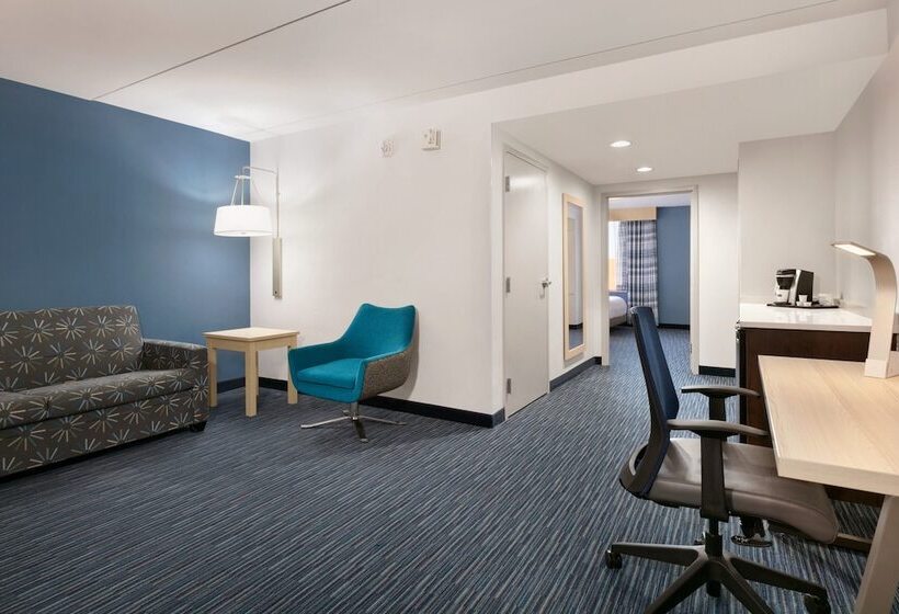 Suite, Holiday Inn Express  & Suites Norfolk Airport