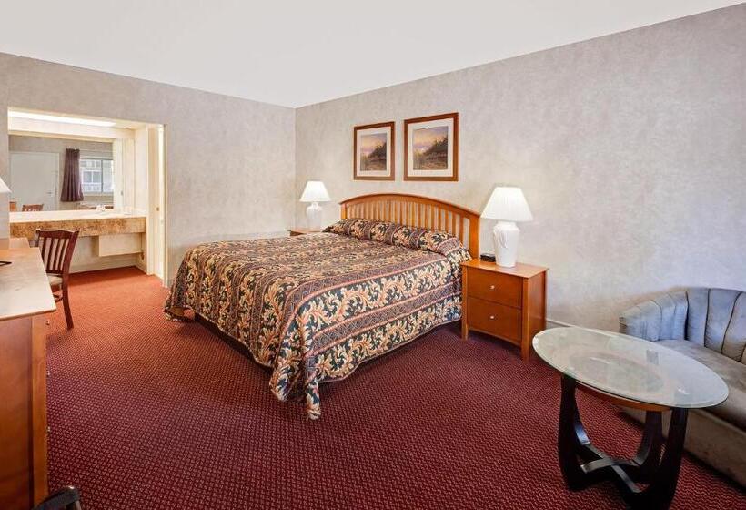 Quarto Estandar Cama King, Knights Inn  Traverse City, Mi