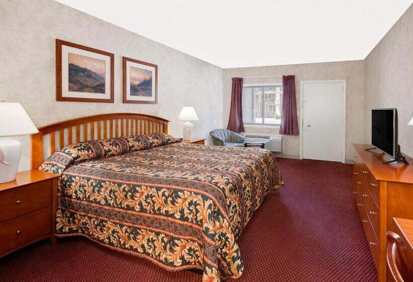 Quarto Estandar Cama King, Knights Inn  Traverse City, Mi