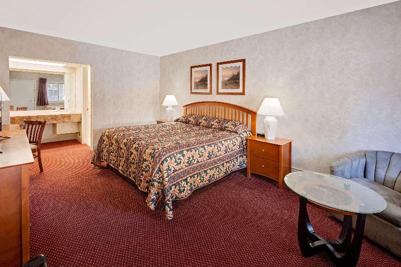 اتاق استاندارد با تخت بزرگ, Knights Inn Traverse City