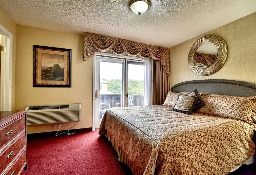 キングサイズベッドのスイートルーム, Roosevelt Inn & Suites Saratoga Springs