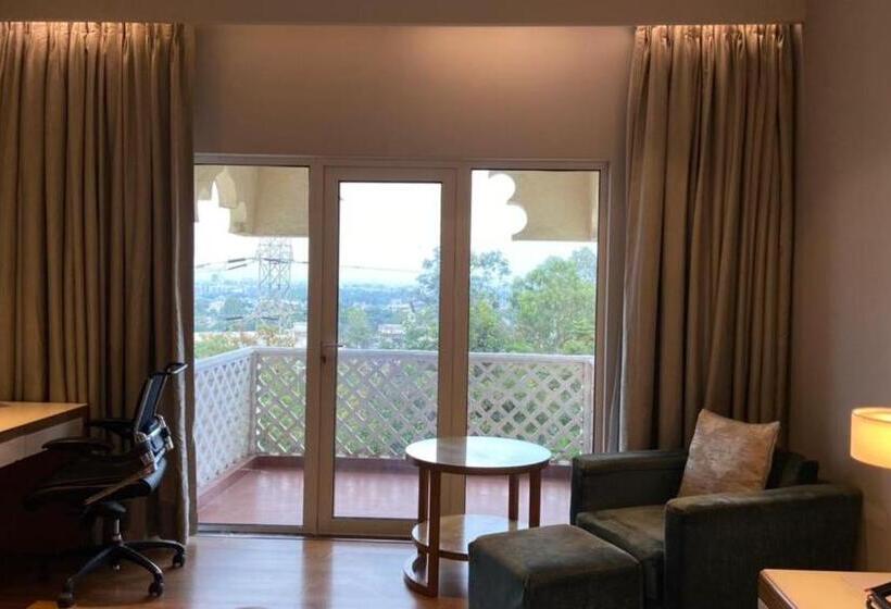 اتاق اجرایی با تخت بزرگ, Gateway Nashik