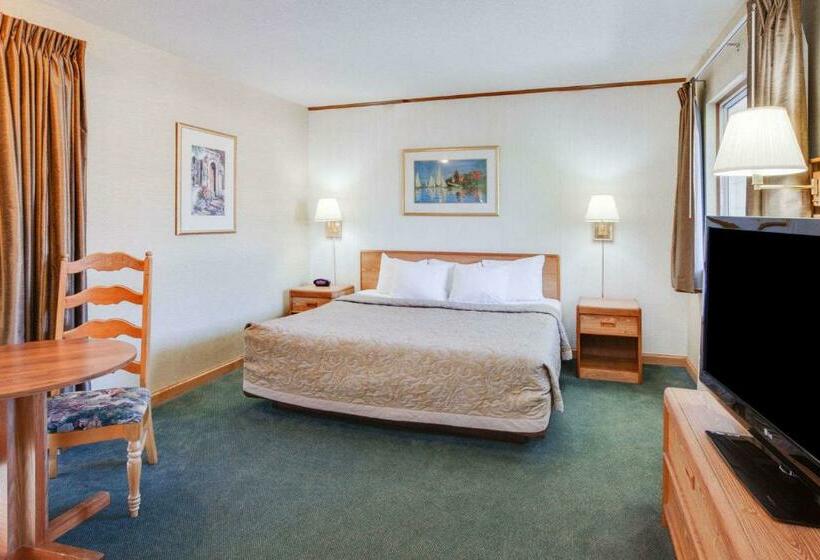 Superior Room King Size Bed, Super 8 By Wyndham Mackinaw City/beachfront Area