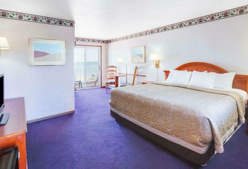 Superior Room King Size Bed, Super 8 By Wyndham Mackinaw City/beachfront Area