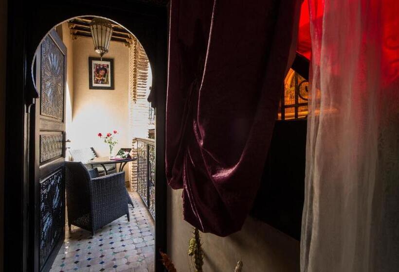 سوییت لوکس, Riad Mabrouk