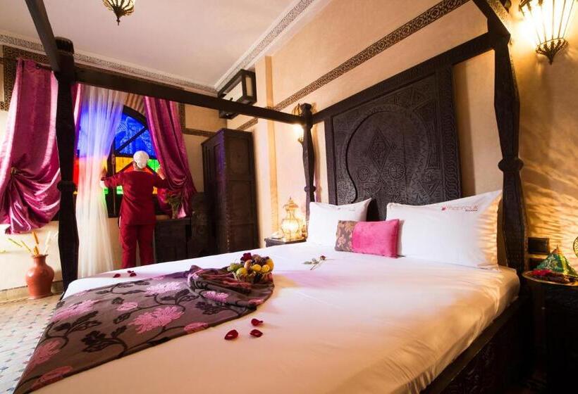 سوییت لوکس, Riad Mabrouk