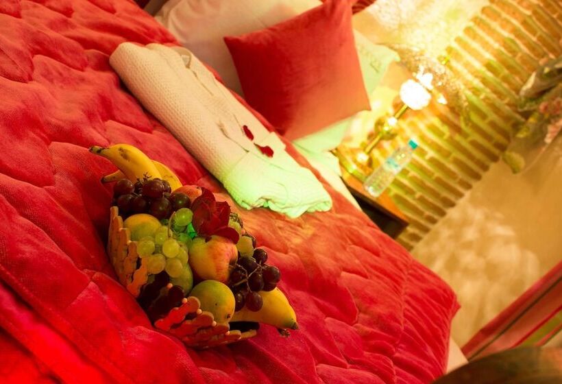 سوییت لوکس, Riad Mabrouk
