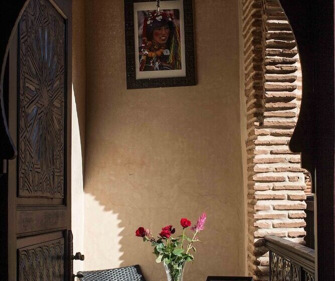 سوییت لوکس, Riad Mabrouk