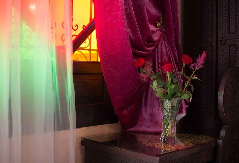 سوییت لوکس, Riad Mabrouk