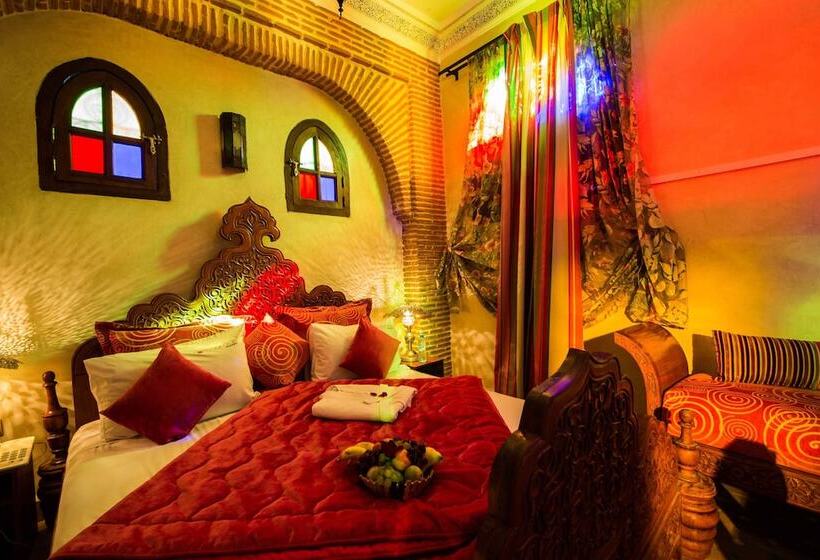 سوییت لوکس, Riad Mabrouk