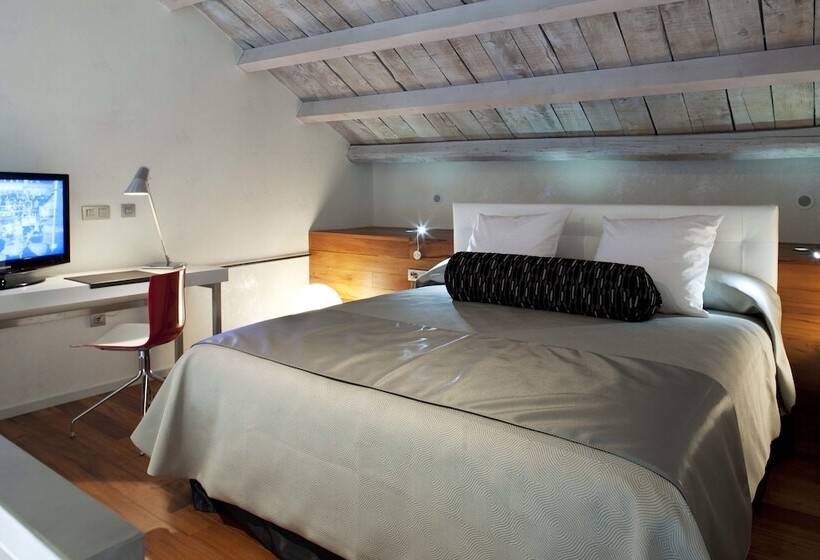 Chambre Deluxe, Af Pesquera