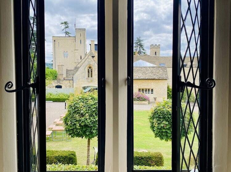 اتاق لوکس, Ellenborough Park