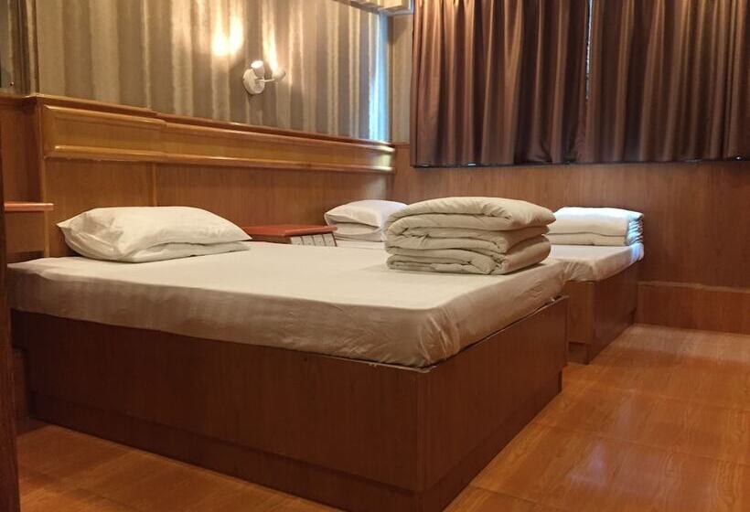 اتاق استاندارد چهار تخته, New Garden Hostel