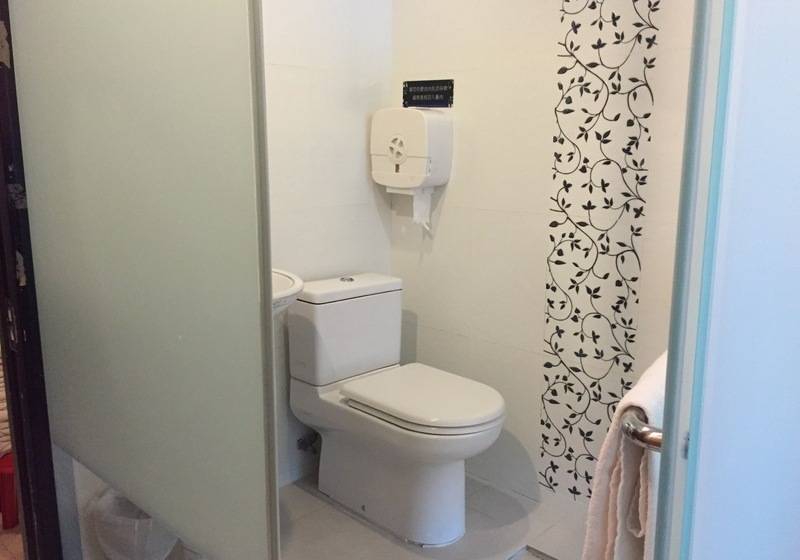 اتاق لوکس سه تخته, New Garden Hostel
