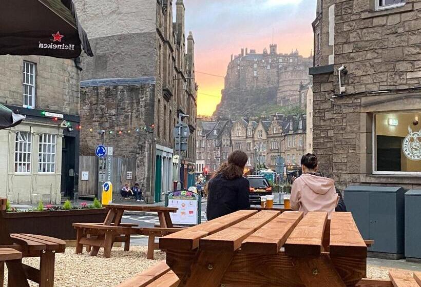 تختخواب در اتاق مشترک, Kick Ass Greyfriars