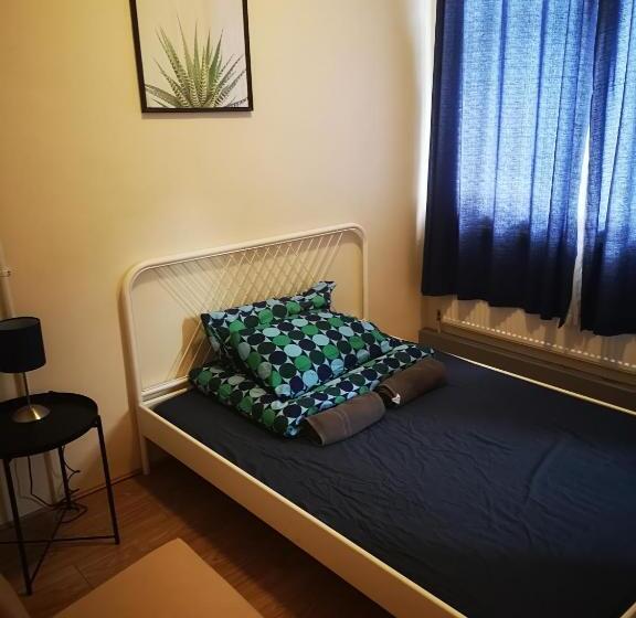 اتاق استاندارد یک نفره, Birmingham Central Backpackers