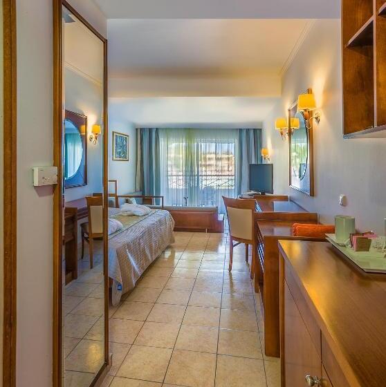 جناح جونيور, Kipriotis Maris Suites