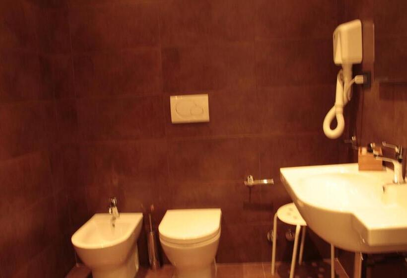 اتاق استاندارد سه نفره, St. Peter  Six Rooms & Suites