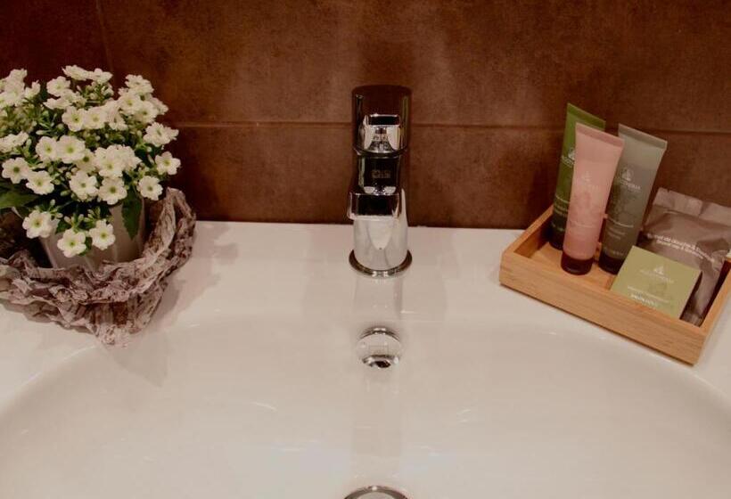 اتاق استاندارد سه نفره, St. Peter  Six Rooms & Suites