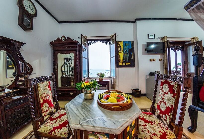 سوییت جونیور با چشم‌انداز دریا, Tembo House