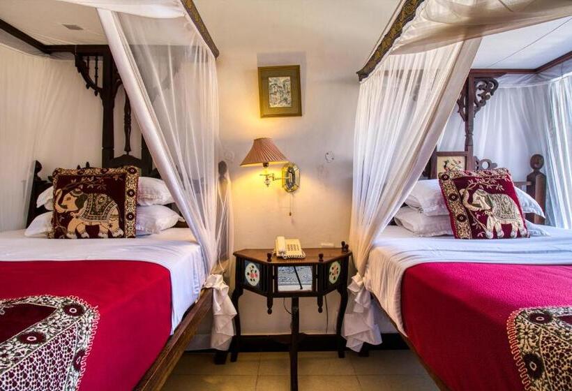 اتاق استاندارد سه نفره, Tembo House