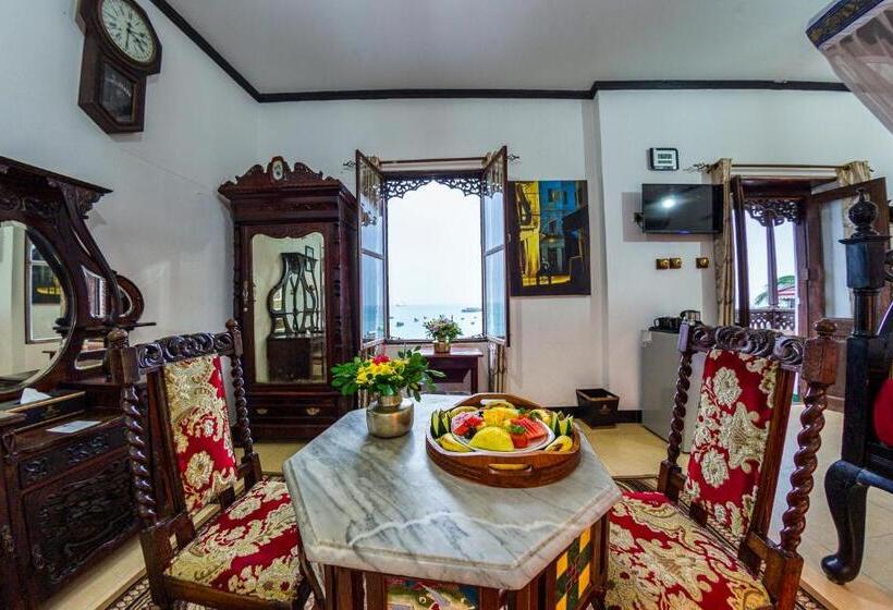 سوییت جونیور با چشم‌انداز دریا, Tembo House