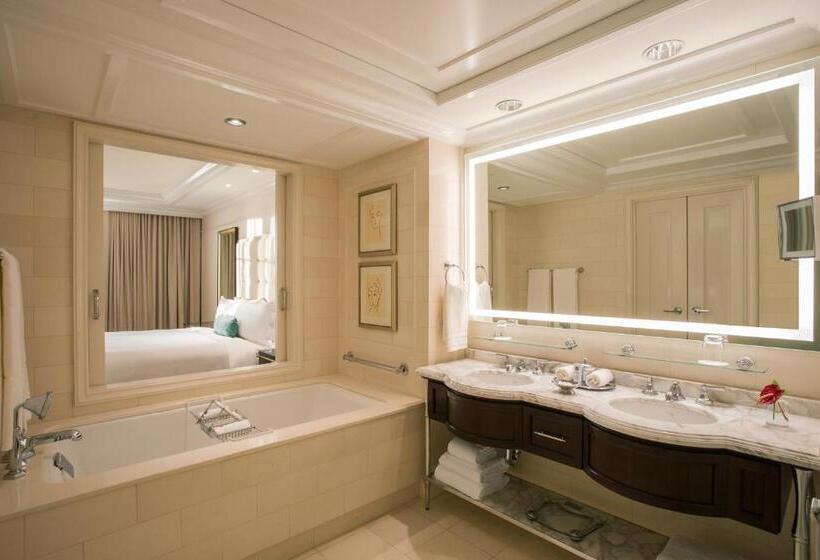 Superior Room Adapted for people with reduced mobility, The St. Regis Atlanta