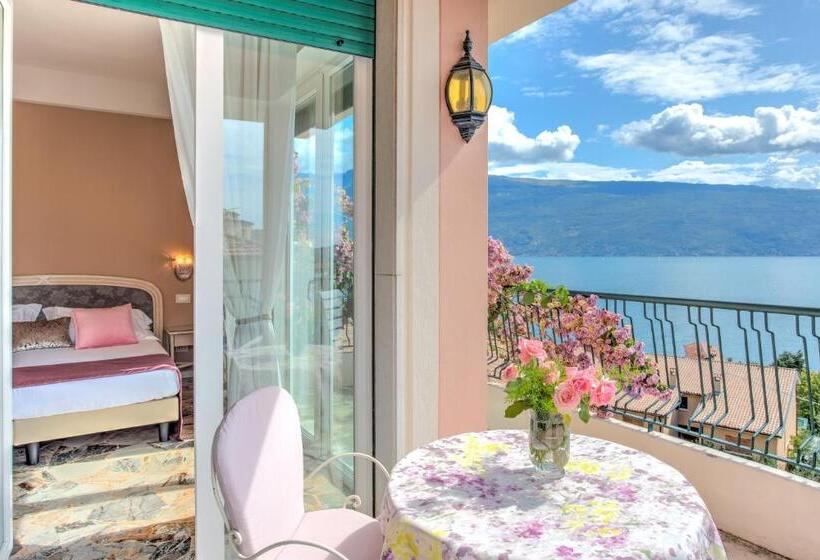 سوییت جونیور با چشم‌انداز دریاچه, Villa Europa