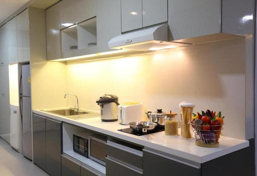 آپارتمان لوکس 1 خوابه, J   Town Serviced Apartments