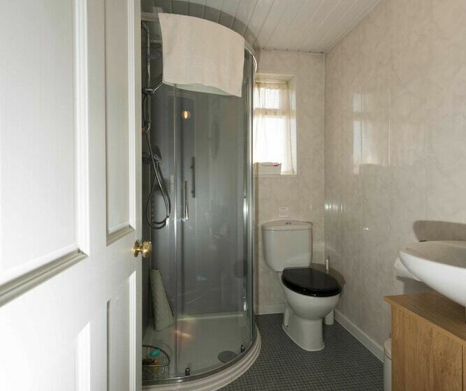 اتاق استاندارد سه نفره, Spire House B&b