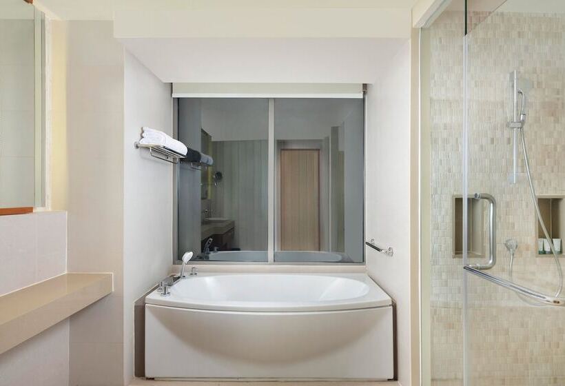 Deluxe Suite Sea View, The Westin Siray Bay Resort & Spa, Phuket