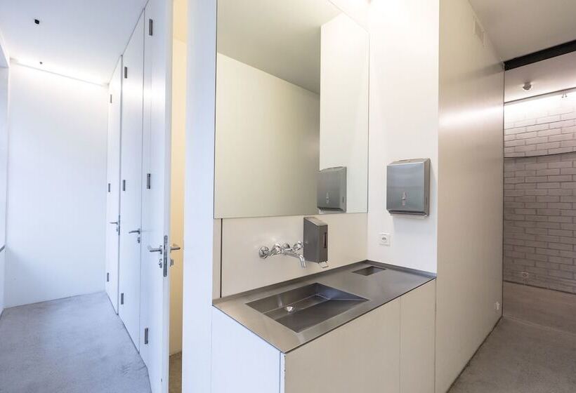 اتاق استاندارد با سرویس بهداشتی مشترک, Basel Youth Hostel
