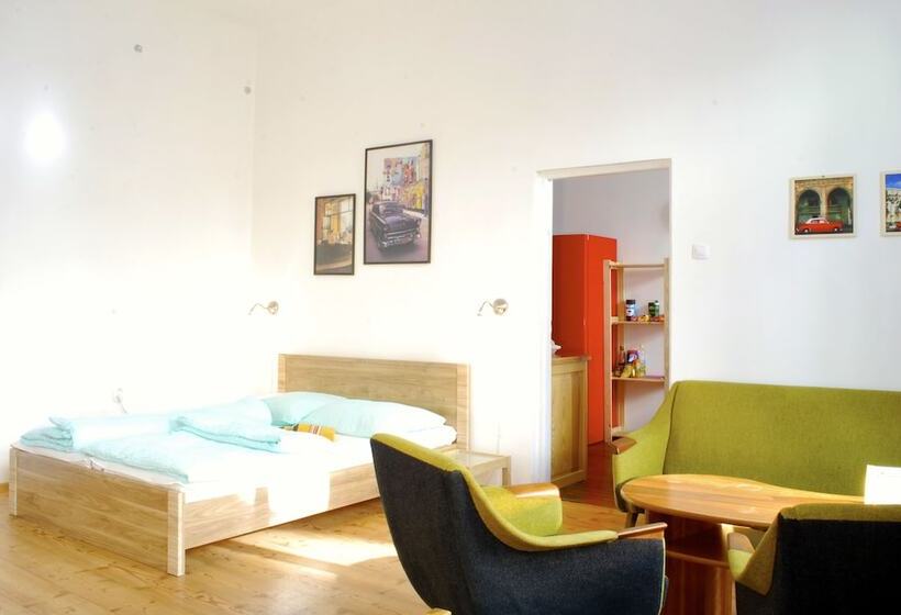 اتاق استاندارد چهارنفره با سرویس بهداشتی مشترک, Cuba Bar & Hostel