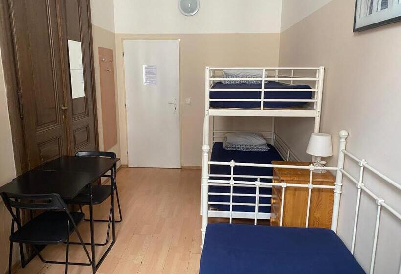 اتاق استاندارد سه تخته با سرویس بهداشتی مشترک, Hostel Emma