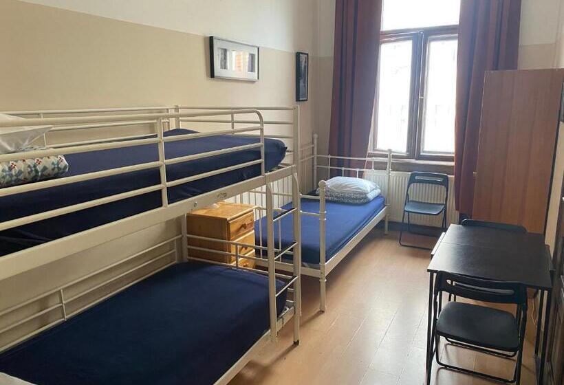 اتاق استاندارد سه تخته با سرویس بهداشتی مشترک, Hostel Emma