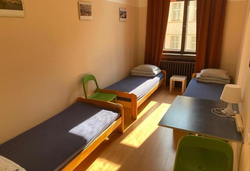 اتاق استاندارد سه تخته با سرویس بهداشتی مشترک, Hostel Emma