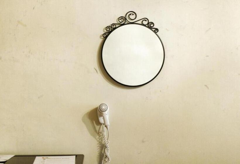 اتاق استاندارد با سرویس بهداشتی مشترک, Hostel Homer   Old Town Square