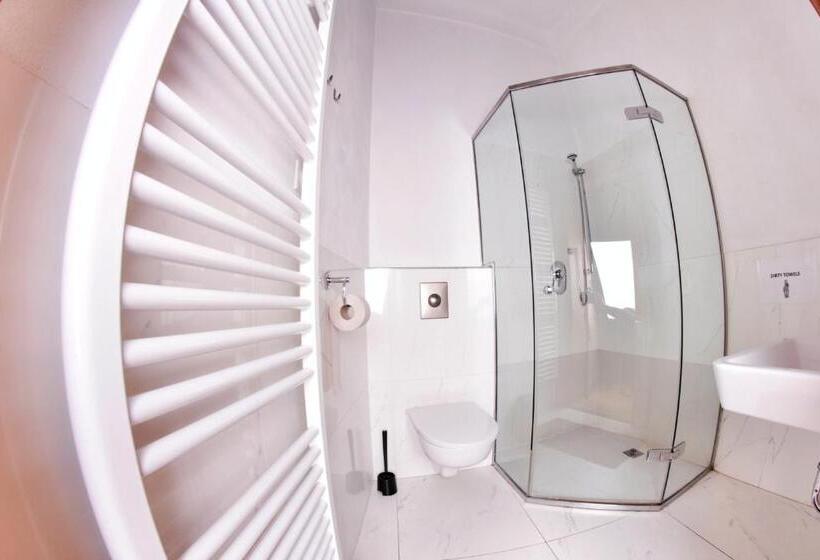 اتاق استاندارد با سرویس بهداشتی مشترک, Hostel Homer   Old Town Square