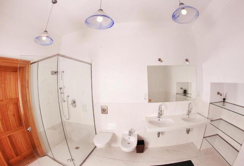 اتاق استاندارد سه تخته با سرویس بهداشتی مشترک, Hostel Homer   Old Town Square