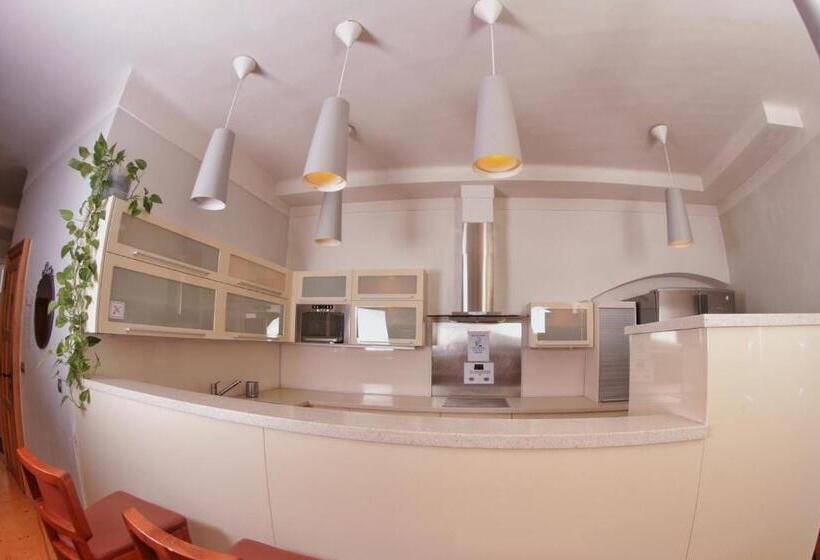 اتاق استاندارد سه تخته با سرویس بهداشتی مشترک, Hostel Homer   Old Town Square