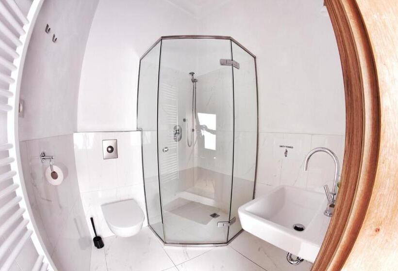 اتاق استاندارد سه تخته با سرویس بهداشتی مشترک, Hostel Homer   Old Town Square