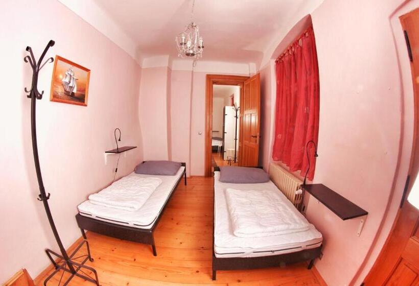 اتاق استاندارد یک تخته با سرویس بهداشتی مشترک, Hostel Homer   Old Town Square