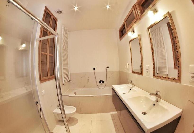 اتاق استاندارد یک تخته با سرویس بهداشتی مشترک, Hostel Homer   Old Town Square
