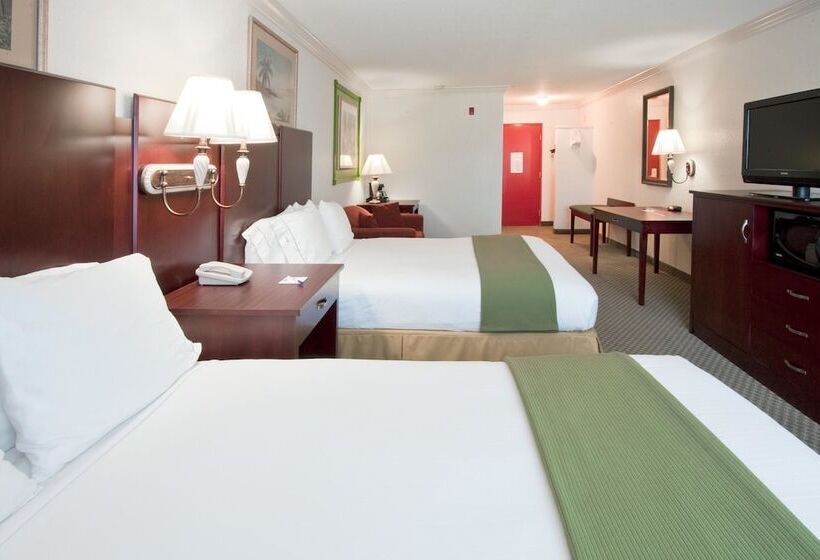 Suite, Holiday Inn Express  & Suites Florida Citygateway To Keys