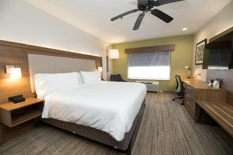 سوییت, Holiday Inn Express Hotel & Suites Clinton, An Ihg