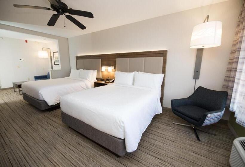 سوییت, Holiday Inn Express Hotel & Suites Clinton, An Ihg