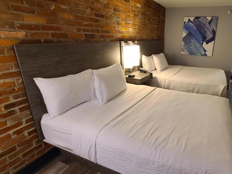 Deluxe Room, Travelodge By Wyndham Downtown Barrie