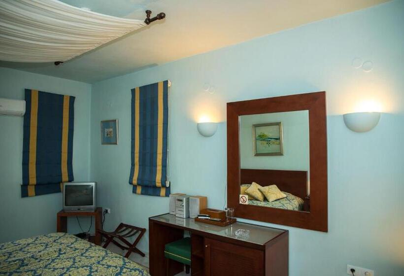 اتاق استاندارد با چشم‌انداز استخر, Maritsas Hotel & Suites