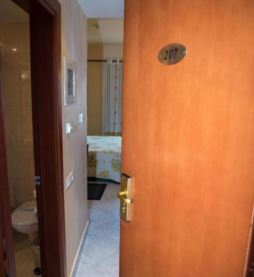 اتاق استاندارد با چشم‌انداز استخر, Maritsas Hotel & Suites
