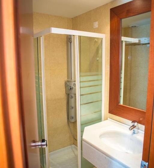اتاق استاندارد با چشم‌انداز استخر, Maritsas Hotel & Suites